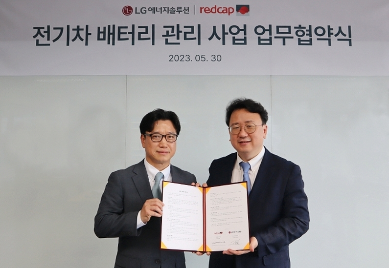 (왼쪽부터) 레드캡투어 렌터카사업부장 김경열 상무, LG에너지솔루션 서비스사업개발TASK장 김태영 담당