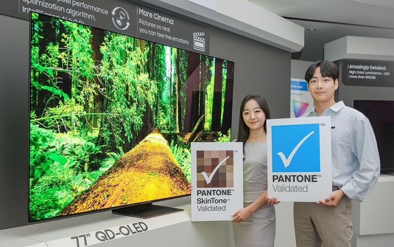 삼성디스플레이 직원들이 TV용 QD-OLED 앞에서 인증 로고를 들고 기념 촬영을 하고 있다.(출처: 삼성디스플레이)