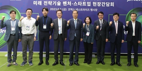 김영준 파블로항공 대표(왼쪽 세번째)가 한덕수 국무총리(왼쪽 다섯번째)을 비롯한 여러 참석자와 기념촬영을 하고 있다. (출처 : 파블로항공)