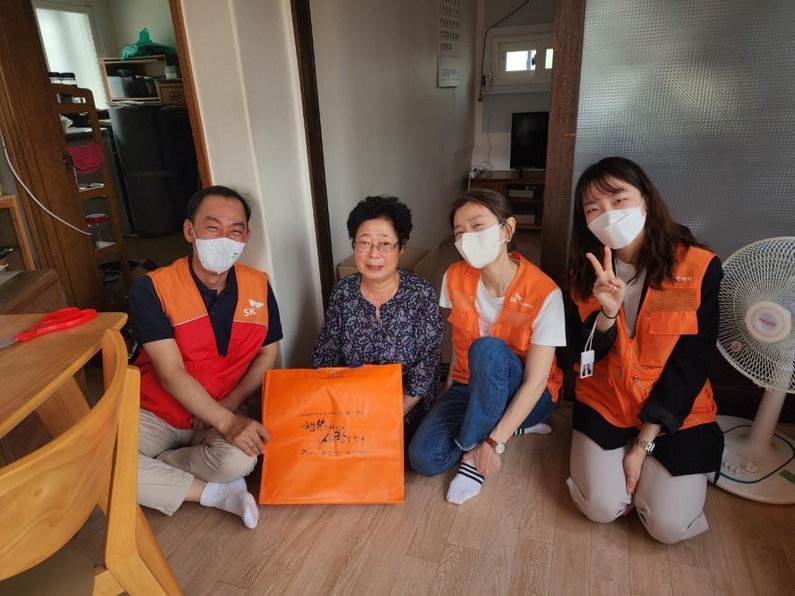 지난 5월 26일 행복나눔 사랑잇기 봉사활동에 참여한 SK어스온 명성 사장(왼쪽 첫 번째)과 구성원들이 홀몸 어르신 가정을 방문해 기념사진을 촬영하고 있다. (출처: SK이노베이션)