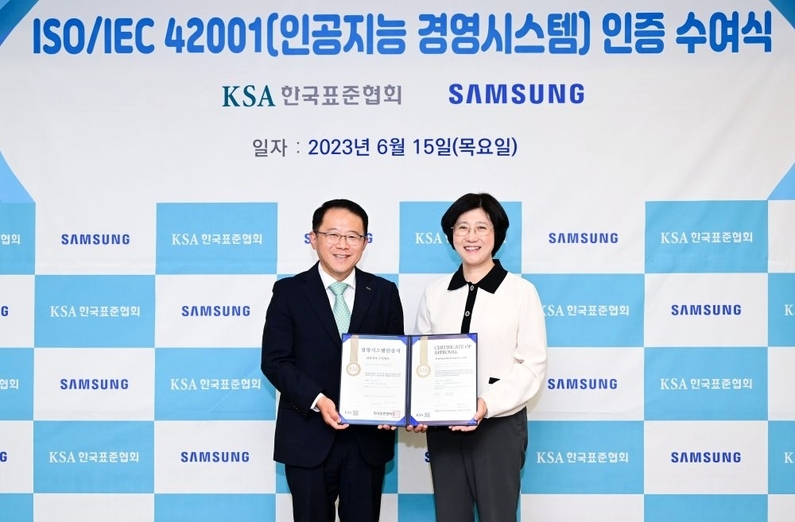 강명수 한국표준협회장(왼쪽)과 유미영 삼성전자 생활가전사업부 부사장(오른쪽)