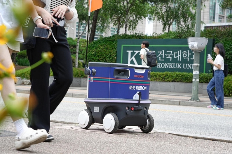 뉴비 로봇배달 (출처: 세븐일레븐)