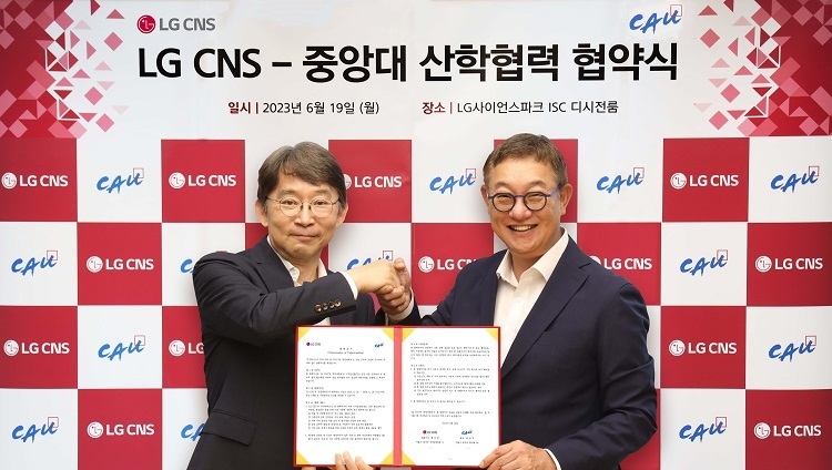 현신균 LG CNS 대표이사(오른쪽), 박상규 중앙대학교 총장 (출처 : LG CNS)