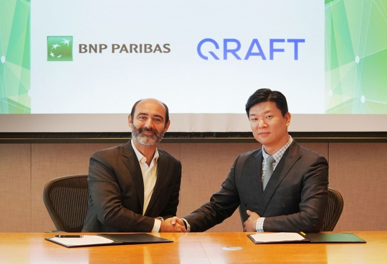 홍콩 BNP 파리바 오피스에서 오기석 APAC 대표(좌)가 BNP 파리바 세일즈 총괄 찰스 가르니에(우)와 업무협약 체결식을 진행했다. 