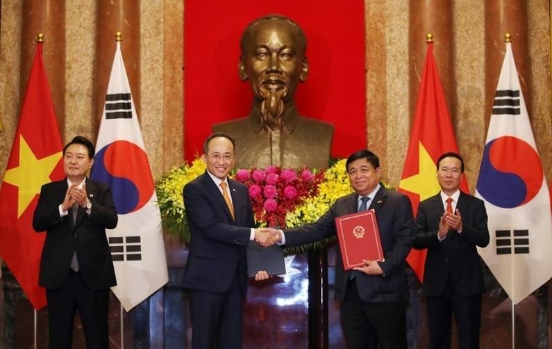 추경호 부총리 겸 기획재정부 장관과 응웬 찌 중 베트남 기획투자부 장관이 23일(현지시간) 하노이 베트남 주석궁에서 윤석열 대통령과 보 반 트엉 베트남 국가 주석이 임석한 가운데 한·베트남간 EDCF·EDPF를 통한 경제협력에 관한 양해각서를 교환하고 있다. (출처: 연합뉴스)