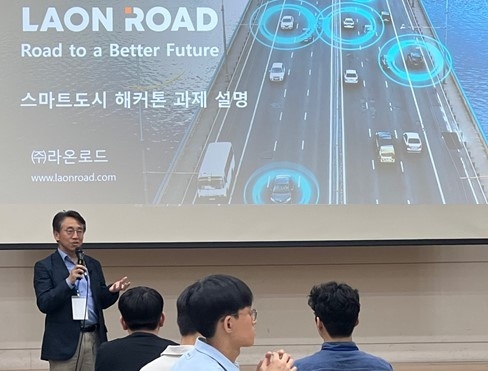 서울대학교 스마트도시 해커톤에서 라온로드 강병기 부사장이 AI 교통솔루션을 소개하고 있다.