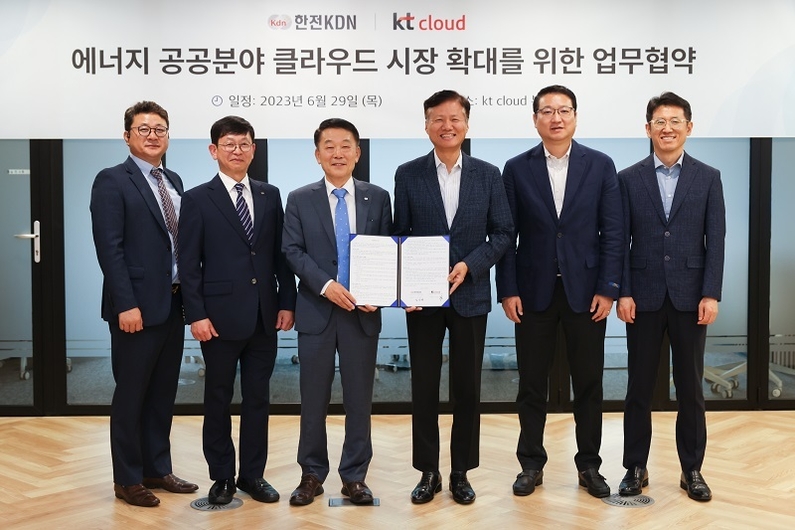 (왼쪽부터) 한전KDN 이충선 부장, 한전KDN 조영호 처장, 한전KDN 김장현 사장, kt cloud 윤동식 대표, kt cloud 남충범 본부장, kt cloud 이종훈 상무 (출처: kt cloud)
