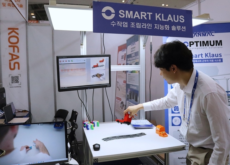 한맥전자 관계자가 Smart Klaus 데모를 시연 중이다. (출처 : 헬로티)