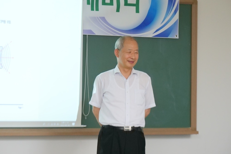 자문위원단을 맡고 있는 이종웅 교수가 발표를 진행하고 있다. (사진: 헬로티)