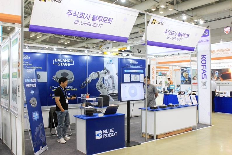 2023 제조자동화기술전에 참가한 블루로봇 부스 전경 (출처 : 헬로티)