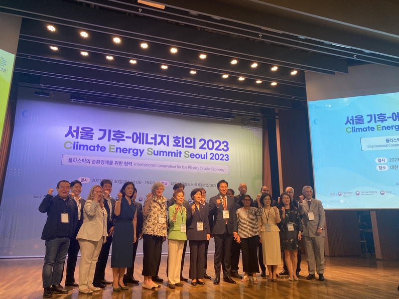 2023 서울 기후-에너지 회의에 참석한 주요 인사들이 기념 사진을 촬영하고 있다.. (사진 : 헬로티)
