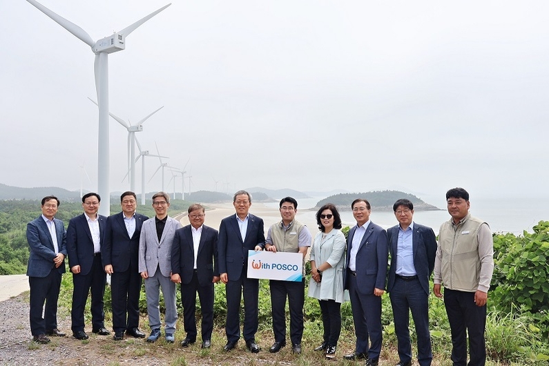 지난 27일 신안 육상풍력단지를 방문한 포스코인터내셔널 이사회(좌측 여섯번째 정탁 부회장) (출처: 포스토인터내셔널)