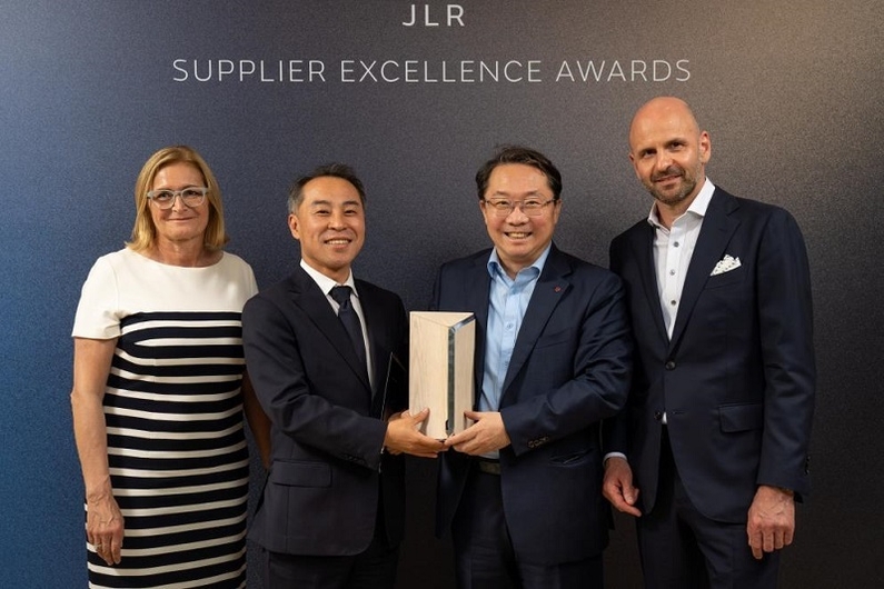 시상식에서 JLR과 LG이노텍 관계자들이 기념 사진을 촬영하고 있다. 왼쪽부터 바바라 버그메이어 JLR 산업 운영 총괄 디렉터, 주원래 LG이노텍 유럽지사장, 유병국 LG이노텍 전장부품사업부장, 토바이어스 모크 JLR 구매 총괄 디렉터. (출처: LG이노텍)