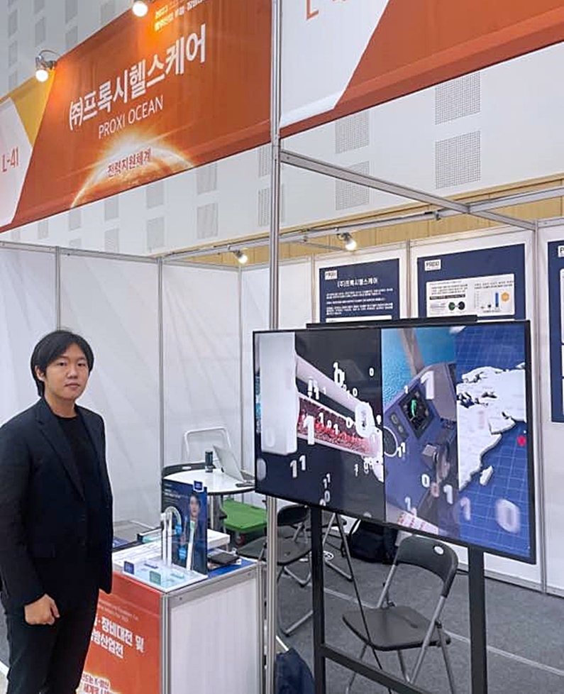 2023 방위 산업 부품·장비대전 및 첨단 국방 산업전' 내 프록시헬스케어 부스 설명을 담당한 박현목 프록시헬스케어 선임연구원 (출처 : 프록시헬스케어)