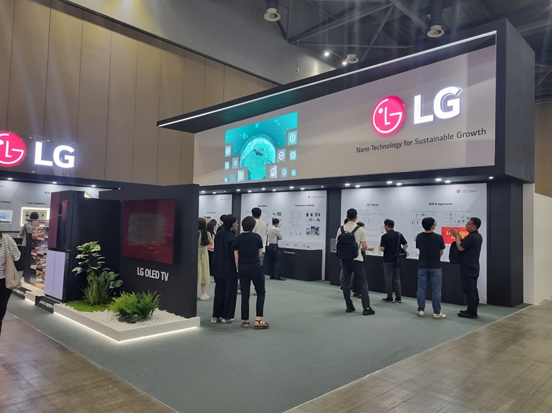 LG그룹 부스에서 관람하고 있는 참관객 모습 (사진: 헬로티)