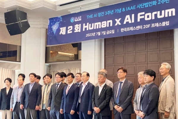 Human x AI Forum에 참석한 산학연 전문가 등 주요 인사들이 기념 사진을 촬영하고 있다. (사진 : 헬로티)