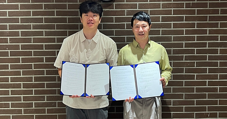 주성수 팀엘리시움 이사(좌)와 한상엽 센트리얼필 대표(우)가 협약식에서 사진 촬영 중이다. (출처 : 팀엘리시움)