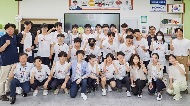 기념촬영하는 삼일공업고 학생들과 SK하이닉스 구성원들 (출처 : SK하이닉스)