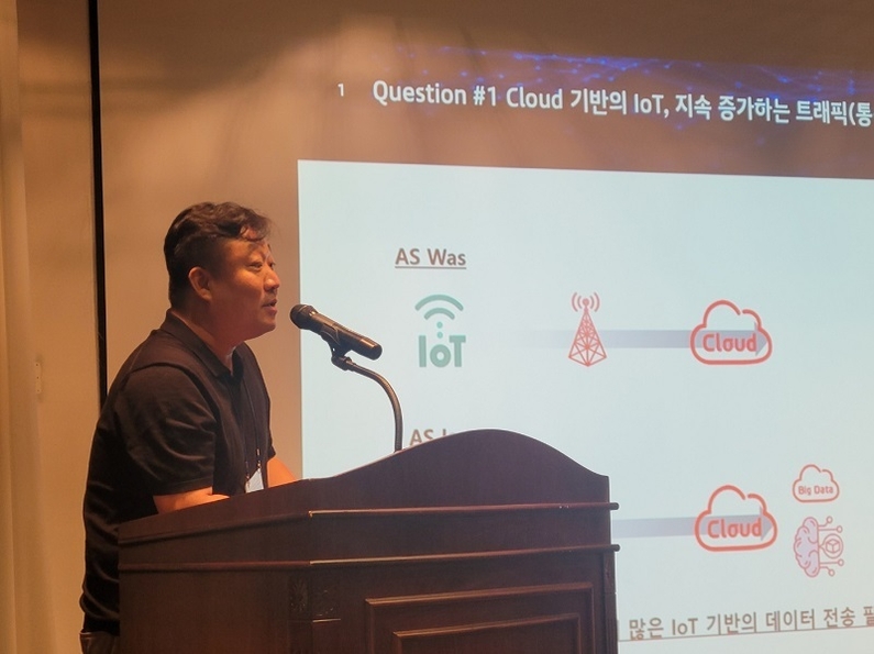 13일 소노벨제주에서 열린 '2023 AIoT 기술/표준 및 서비스 동향 워크숍'에서 KT 정명훈 팀장이 'AIoT Edge 기반 Cloud 협업 전략'을 주제로 발표하고 있다. 