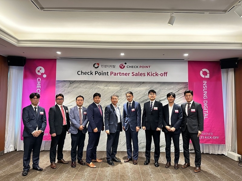 ‘체크 포인트 파트너 세일즈 킥오프(Check Point Partner Sales Kick-off Seminar)’에 참가한 양사 관계자들이 기념 촬영을 하고 있다. (출처: 인성디지탈)
