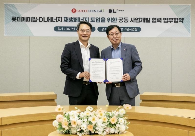 이영준 롯데케미칼 첨단소재사업 대표(오른쪽)와 이정욱 DL에너지 대표 (출처 : 롯데케미칼)