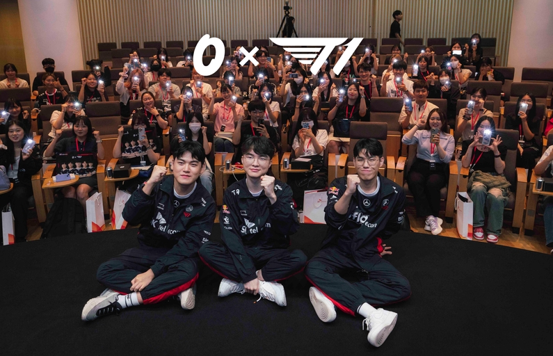 T1 선수들과 청년들이 단체사진을 촬영하는 모습 (출처 : SKT)