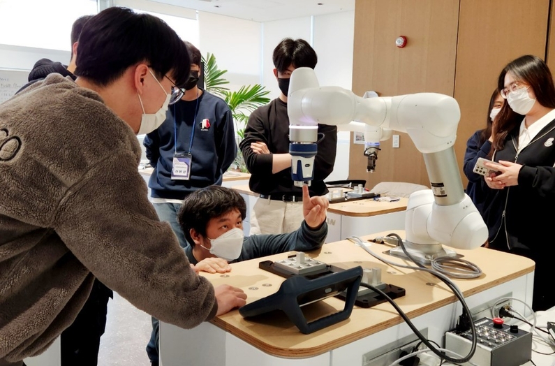 분당두산타워 내 위치한 두산로보틱스 공식교육센터에서 학생들이 협동로봇 관련 교육을 수강하고 있다. (출처: 두산로보틱스)
