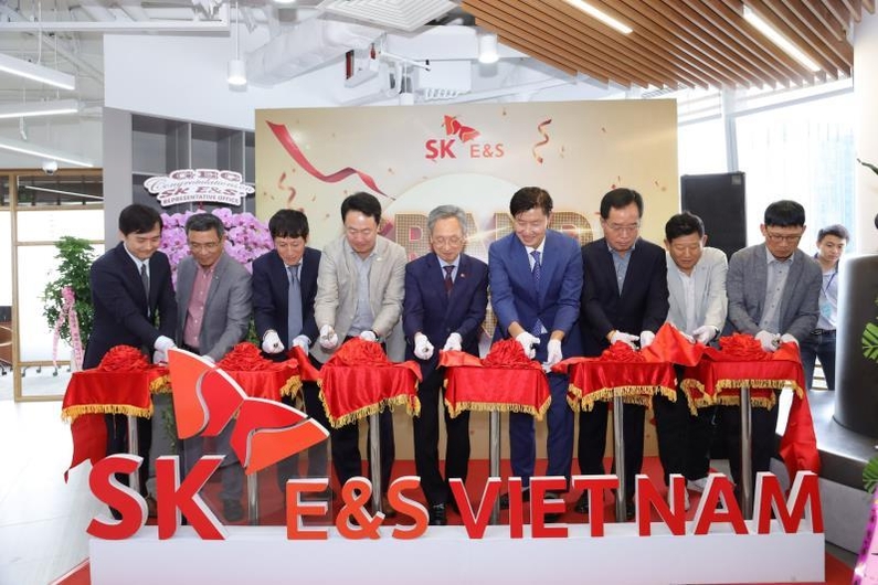 서건기 SK E&S 리뉴어블스(Renewables) 부문장(오른쪽에서 네번째) 등이 개소식에서 리본 커팅식을 하고 있다. 2023.7.23 (출처: SK E&S)