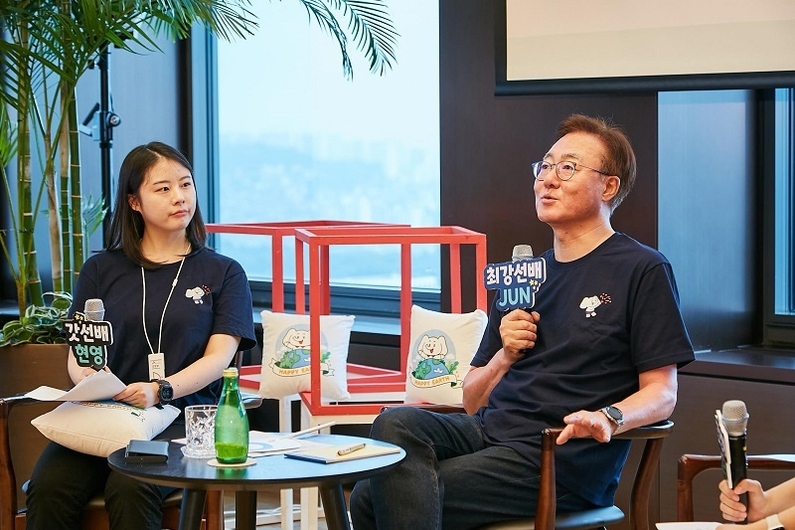 김준 SK이노베이션 부회장(오른쪽)이 24일 서울 종로구 SK서린빌딩에서 열린 신입사원과의 대화 자리에서 질문에 답하고 있다.(출처: SK이노베이션)