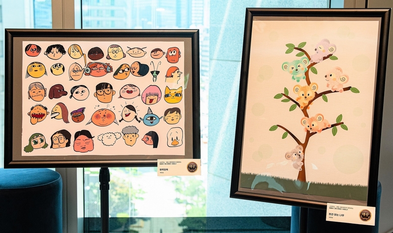 (왼쪽부터) 그림 공모전 수상작 '알록달록'과 '편견 없는 나무' (출처 : 스타벅스 코리아)