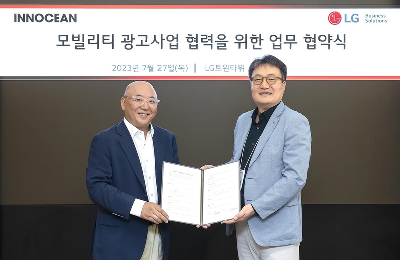 이노션 조준희 신성장비즈니스본부장(왼쪽)과 LG전자 백기문 ID사업부장 (출처 : 이노션)