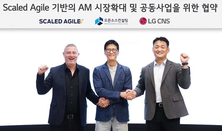 (왼쪽부터)롭 하워드 스케일드애자일 아시아태평양지역 총괄 대표, 장용훈 오픈소스컨설팅 대표이사, 김태훈 LG CNS 클라우드사업부장 (출처 : LG CNS)