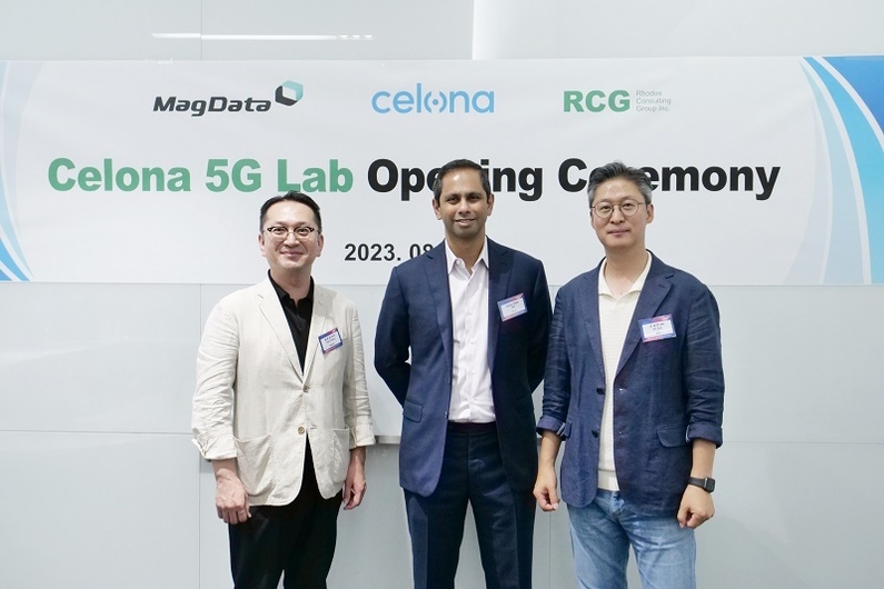 셀로나 5G랩 오픈식에서 (왼쪽)맥데이타 황호정 부사장, 셀로나 라지브 샤(Rajeev Shah) CEO, 로도스컨설팅그룹 고대건 대표가 포즈를 취하고 있다.