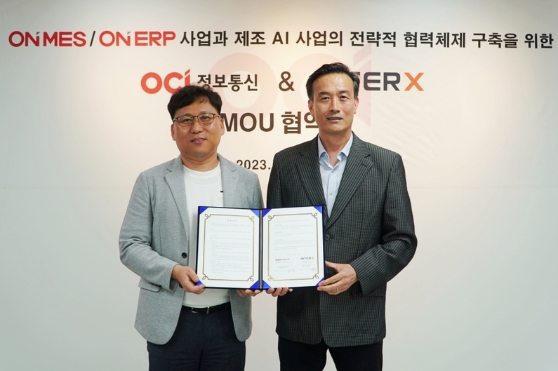 (왼쪽부터) 박정윤 인터엑스 대표와 김광호 OCI정보통신 대표