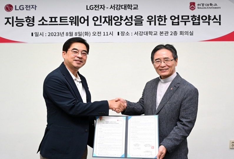 박형세 LG전자 HE사업본부장, 서강대학교 심종혁 총장 (출처 : LG전자)