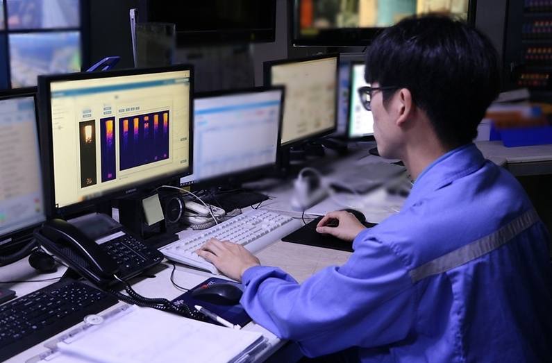 한 작업자가 코크스오븐 자동 연소 제어 시스템을 활용해 적정 연소량을 조절하고 있다. (출처: 포스코)