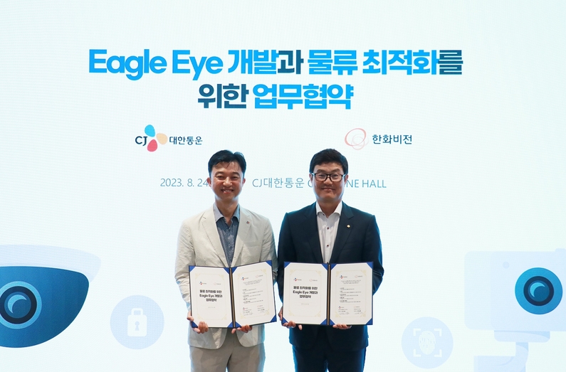 김경훈 CJ대한통운 TES물류기술연구소장(왼쪽)과 김기철 한화비전 영업마케팅실장 (출처 : CJ대한통운)