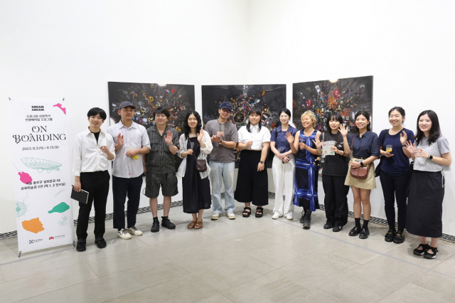 '드림그림' 신진작가 인큐베이팅 프로그램 '온 보딩' 전시회에 참가한 멘트들과 신진작가들이 포즈를 취하고 있다. (출처 : 한성자동차)