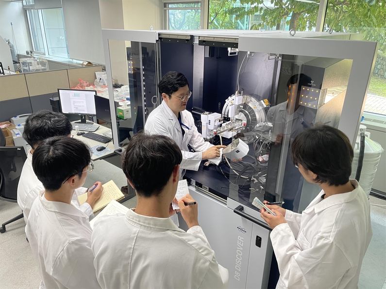 X-선 회절분석기(XRD: X-ray Diffractometer)의 구동 원리에 대한 교육을 진행하고 있는 모습
