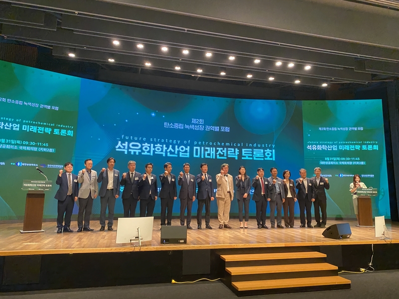 토론회에 참석한 발표자 및 토론자들이 기념사진을 촬영하고 있다. (사진 : 헬로티)