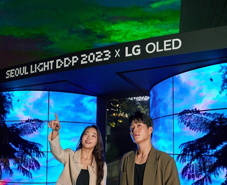 LG전자가 설치미술가 댄 아셔와 협업한 올레드 디스플레이 작품을 서울라이트 DDP 2023에서 선보였다. (출처 : LG전자)
