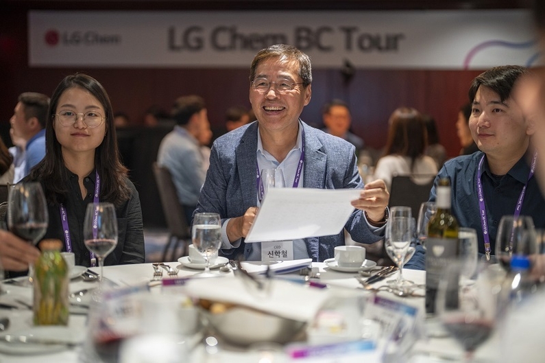 신학철 LG화학 부회장(가운데)이 미국 뉴욕에서 열린 인재 채용행사 BC투어 참석 인재들과 대화를 나누고 있다 (출처: LG화학)