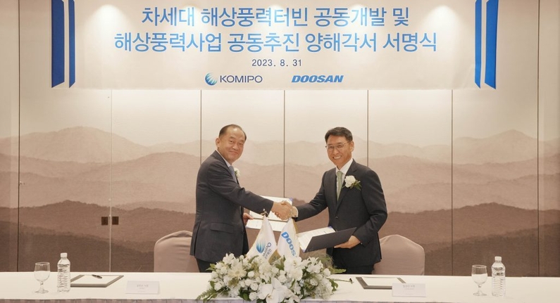 김호빈 한국중부발전 사장(좌)과 정연인 두산에너빌리티 사장(우)이 업무협약식에서 기념 촬영 중이다. (출처 : 두산에너빌리티)