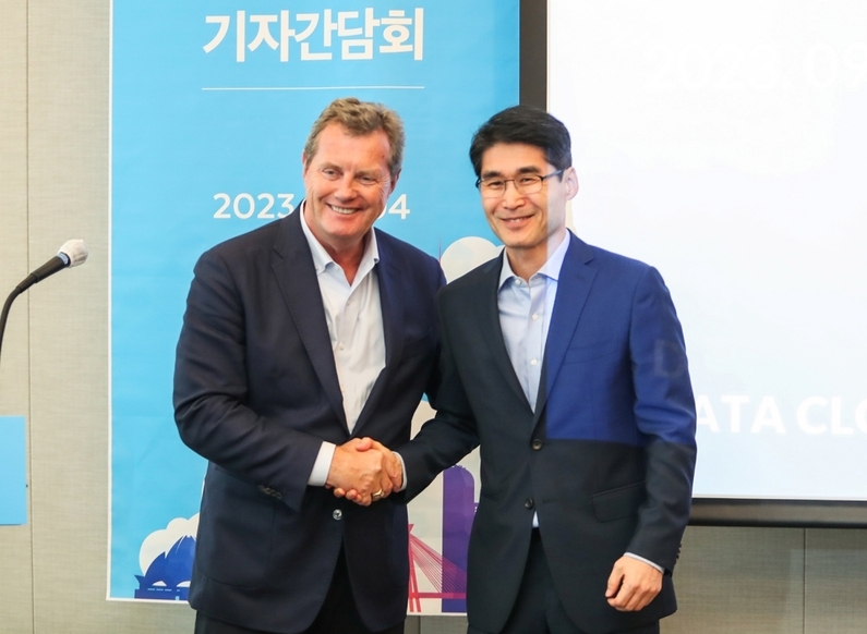 프랭크 슬루트만 스노우플레이크 회장 겸 CEO(좌), 최기영 스노우플레이크 한국 지사장(우)