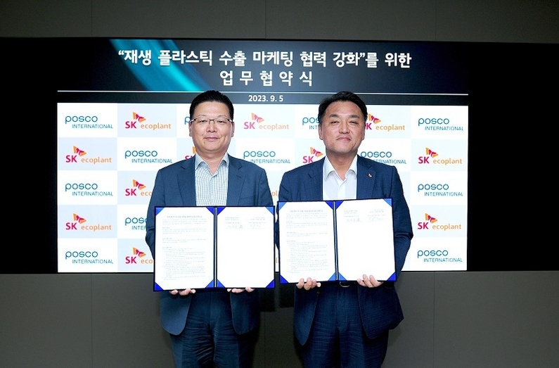 권지훈 SK에코플랜트 국내에코BU 대표(오른쪽), 이성수 포스코인터내셔널 바이오소재사업실장(왼쪽)이 협약서를 들고 기념촬영을 하고 있는 모습. (출처: SK에코플랜트)