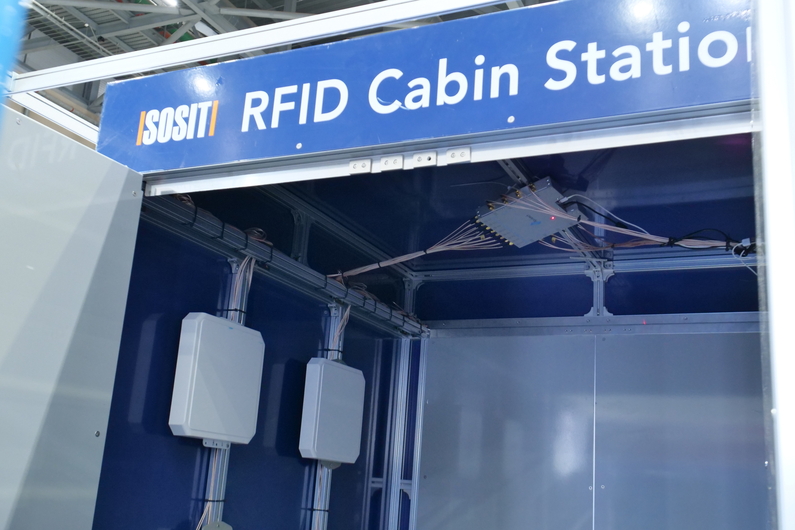 에스오에스정보기술이 선보인 RFID Cabin Station 속 부착된 리더기와 안테나 모습 (사진: 헬로티)