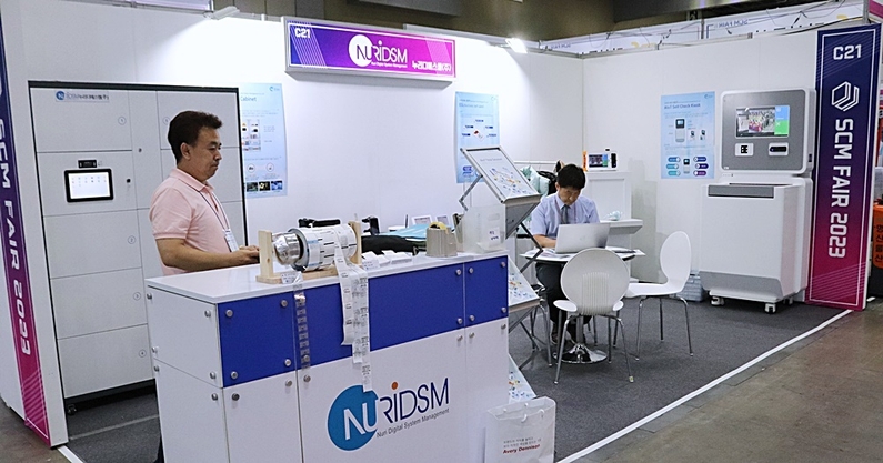누리디에스엠이 SCM FAIR 2023에서 자동화 기기를 참관객에게 소개했다. (출처 : 헬로티)