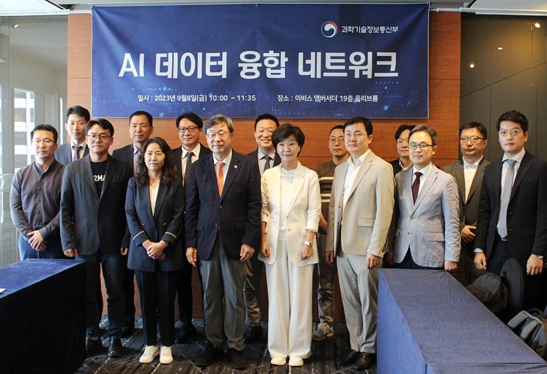 AI 데이터 융합 네트워크 발족식에 참여한 내빈들 (출처 : 헬로티)