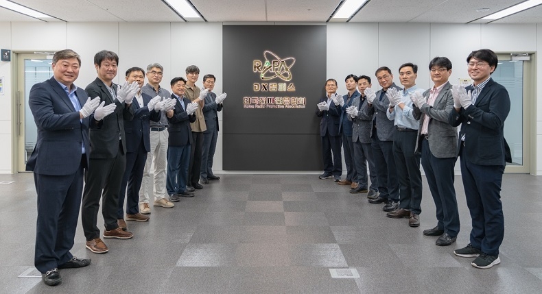 송정수 한국전파진흥협회 상근부회장(우측열 맨뒤)과 임직원들이 DX캠퍼스 개소식에서 기념촬영하고 있다. (제공: 한국전파진흥협회)