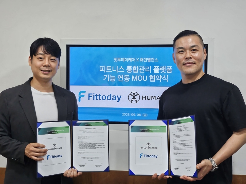 서지훈 핏투데이케어 대표(좌)와 정한겸 휴먼밸런스 대표가 양사 업무협약식에서 사진 촬영 중이다. (출처 : 휴먼밸런스)